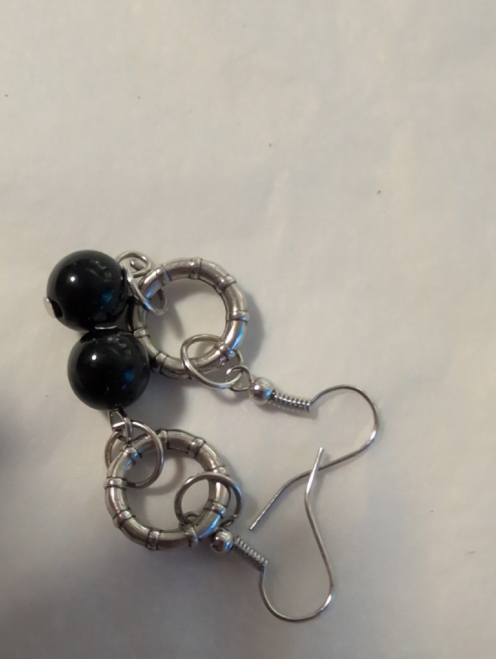 ❤️‍🔥10/$10❤️‍🔥 Silver Tone Hoop Earrings with Black Bead Dangles - Picture 2 of 2